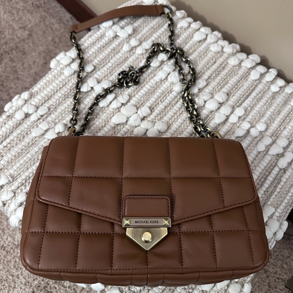 Beautiful Michael Kors shoulder/crossbody bag in beautiful brown leather.
